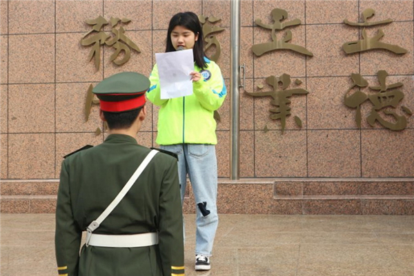 1國(guó)旗下講話--做樂于奉獻(xiàn)的人.jpg