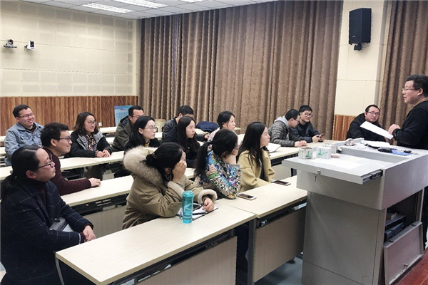 3參會(huì)青年教師認(rèn)真聆聽.jpg