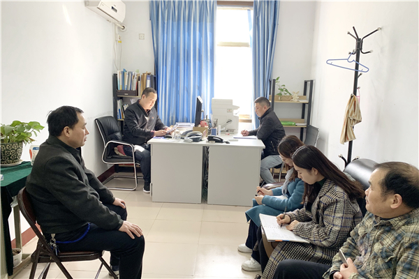 校辦公室組織學(xué)習(xí)張玉滾.jpg