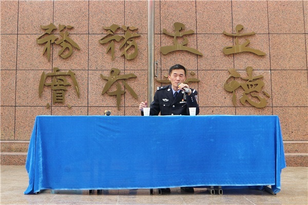1 齊禮閆戒毒所所長張廣鎮(zhèn)做禁毒宣傳法制報告會.JPG