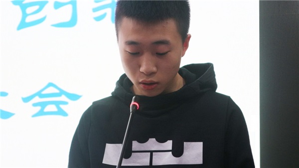 4學生會主席張馳做學生會工作總結(jié).jpg
