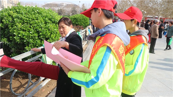 向市民傳達(dá)節(jié)約用水習(xí)慣.JPG