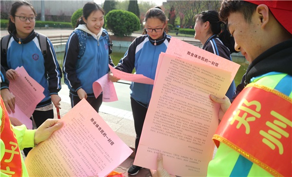 分發(fā)“致全體市民的一封信”倡導(dǎo)節(jié)約用水.JPG