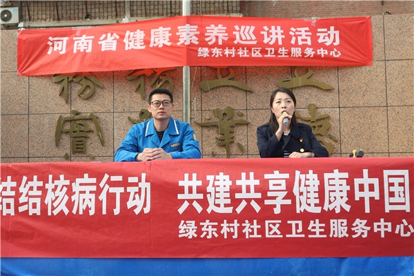政教處張麗君主任做介紹發(fā)言.JPG