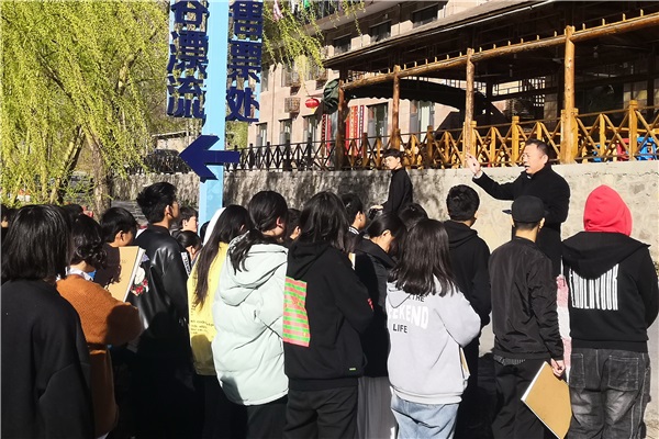 李京輝校長鼓勵(lì)學(xué)生們?cè)趯懮刑嵘齻€(gè)人水平.jpg
