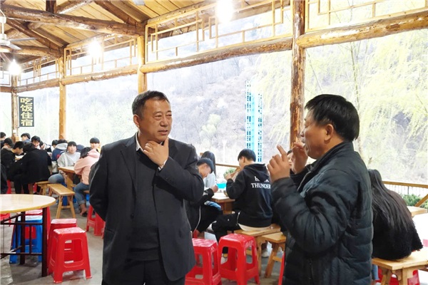 李京輝校長與高勤華副校長交流寫生工作細(xì)節(jié).jpg