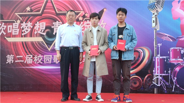 李京輝校長為一等獎選手頒獎.JPG