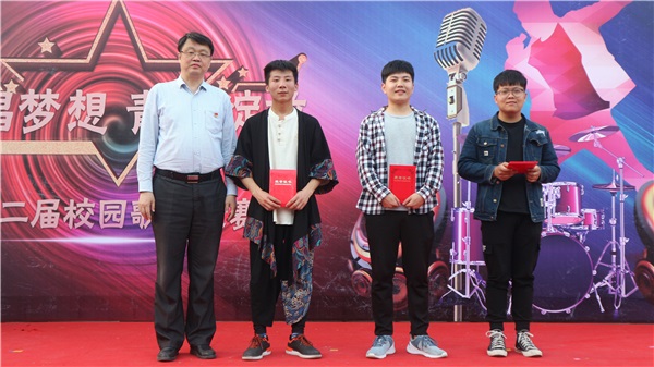 校黨委書記張凱為組合類一等獎選手頒獎.JPG