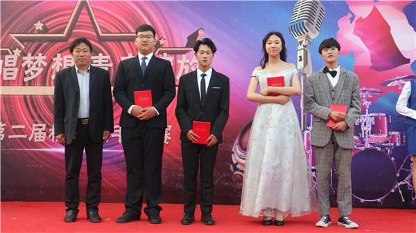 高勤華副校長為二等獎選手頒獎.JPG