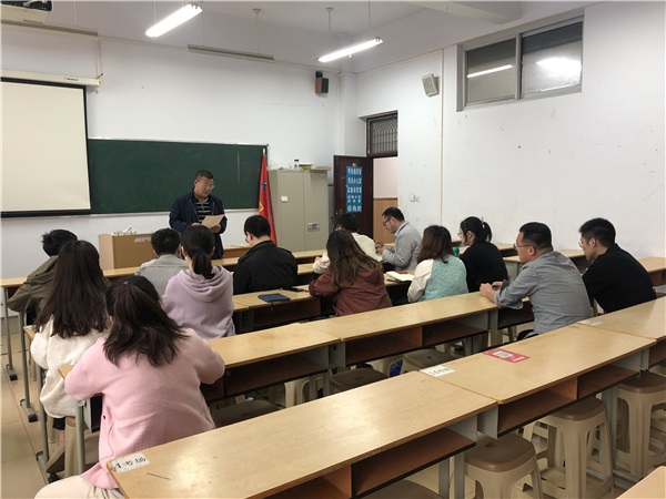 席明閏主任做青年教師培訓(xùn).jpg