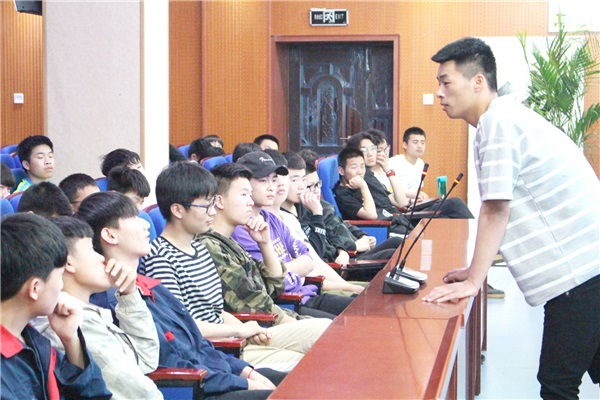 用自己的經(jīng)歷拉近距離.JPG