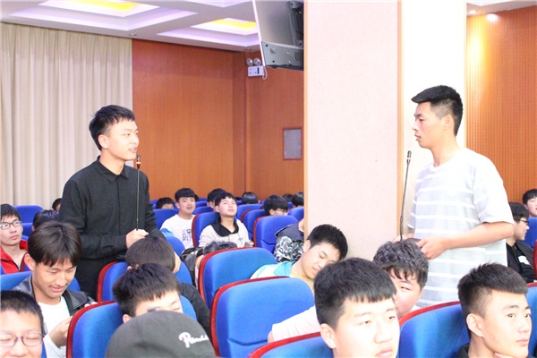 在講座現(xiàn)場(chǎng)與學(xué)弟互動(dòng).JPG