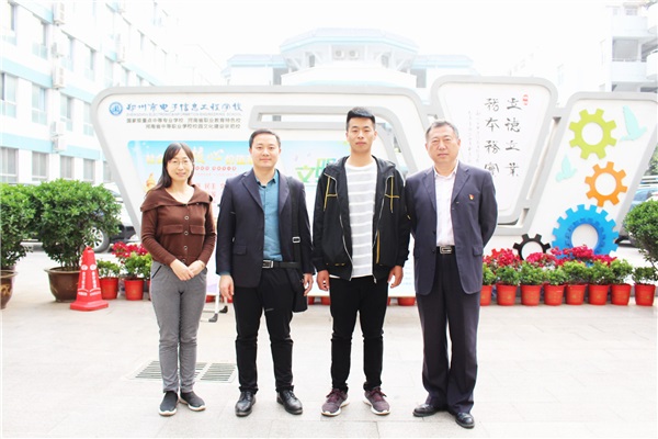 2019年回到母校 再次與校長(zhǎng)和兩位輔導(dǎo)老師合影.JPG
