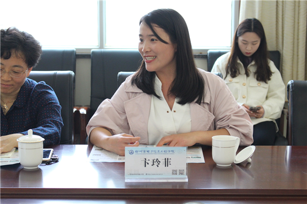 9北京宏亞科技有限公司部門經(jīng)理卞玲菲介紹校企合作情況.JPG