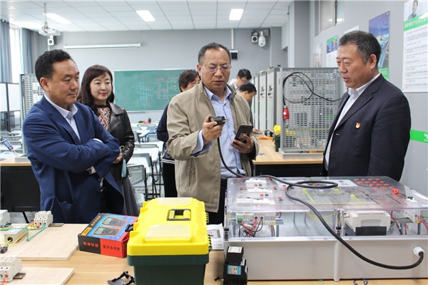 12走訪施耐德電氣實(shí)訓(xùn)室.JPG