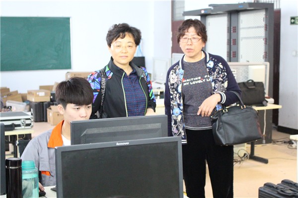 12走訪物聯(lián)網(wǎng)實(shí)訓(xùn)室.JPG