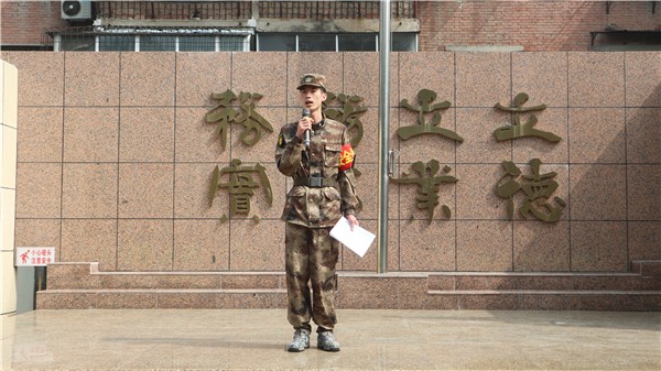 3教官進(jìn)行活動(dòng)總結(jié).JPG