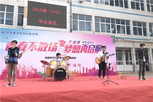 1 16級學(xué)生樂隊(duì)的絕唱.jpg