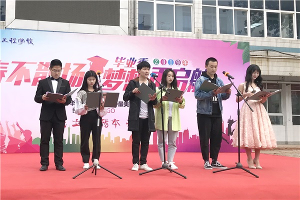 6學(xué)生代表詩朗誦.jpg