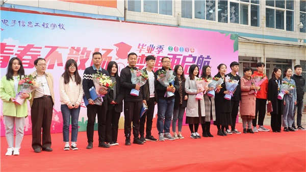 8 畢業(yè)生為班主任和任課老師獻(xiàn)花.JPG