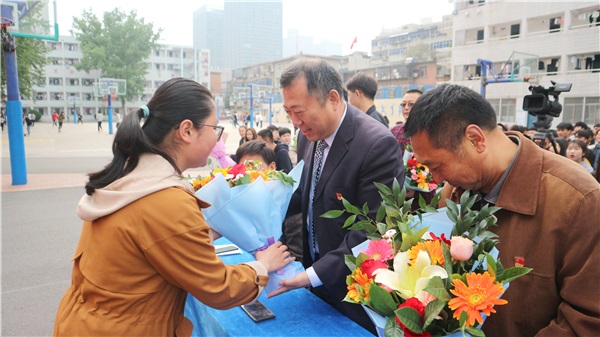 9畢業(yè)生向校領(lǐng)導(dǎo)獻(xiàn)花.JPG