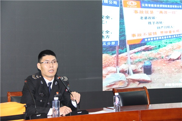 3彭沖警官做消防培訓(xùn).JPG