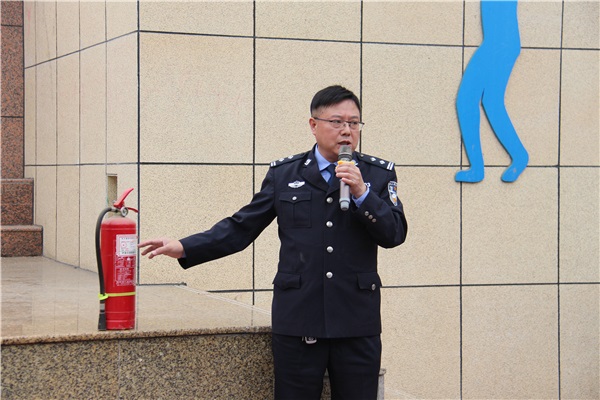 6王前光警官講解干粉滅火器的使用.JPG