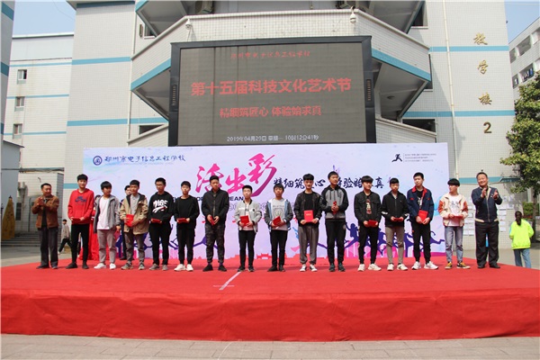 6-1 為現(xiàn)代制造系及數(shù)學競賽一等獎獲得者頒獎.JPG