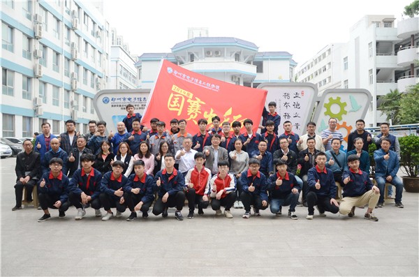 7國(guó)賽班師生在榮譽(yù)墻前集體合影_副本.jpg