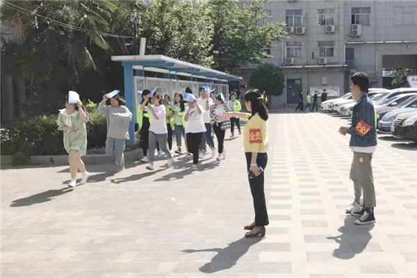 1老師和學(xué)生干部引導(dǎo)疏散.jpg