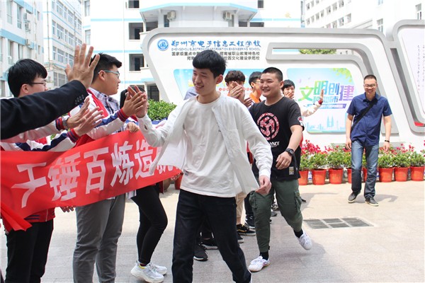 5出征前擊掌鼓勁.JPG
