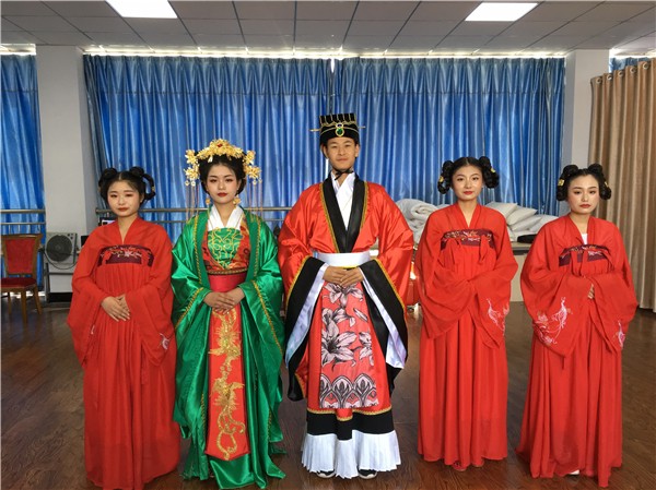 1 妝容服飾準(zhǔn)備完畢 準(zhǔn)備赴賽.jpg