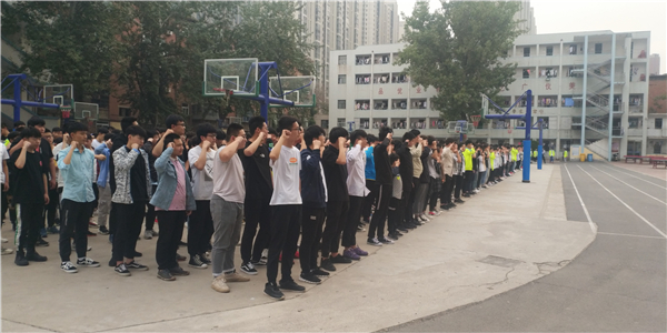 3在校師生共同宣誓“珍愛生命 預(yù)防溺水”.jpg