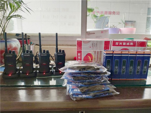 對(duì)講機(jī)、辣椒噴霧等安保器械添置到位.jpg