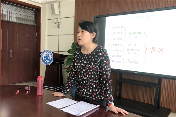 資深教師尹曉峰老師用實(shí)例講解板書(shū)設(shè)計(jì).JPG