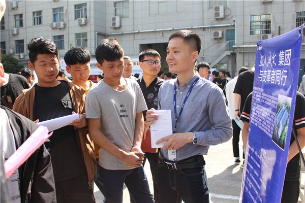 大型企業(yè)連年現(xiàn)場招聘.JPG