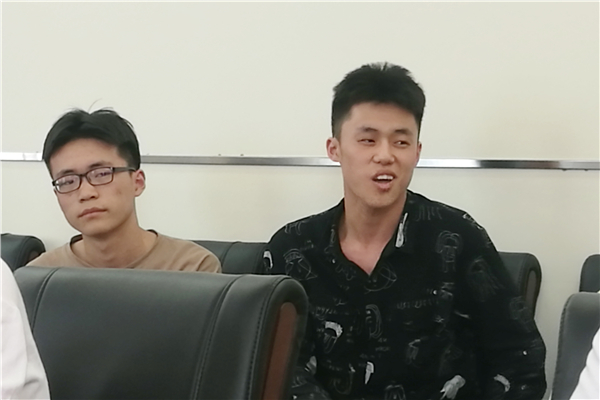 2學(xué)生代表暢所欲言.jpg