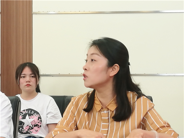 3職教處張麗君主任倡導(dǎo)文明就餐.jpg