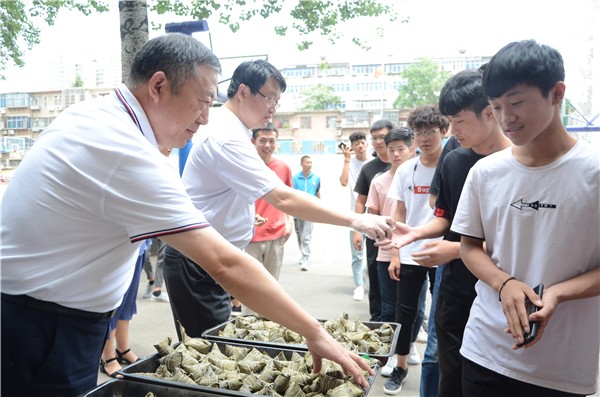 1李京輝校長為同學們發(fā)粽子.JPG