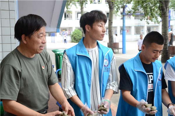 3高勤華副校長為同學們發(fā)粽子.JPG