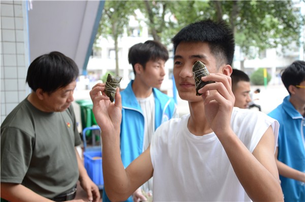 4第一個領(lǐng)到粽子的小沈同學.JPG