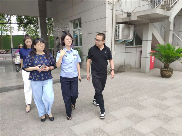 王丁彥警官聽取綜治辦主任苗畬的情況匯報.jpg