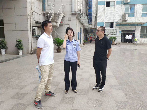 王丁彥警官與學(xué)校相關(guān)負(fù)責(zé)人進(jìn)行溝通.jpg