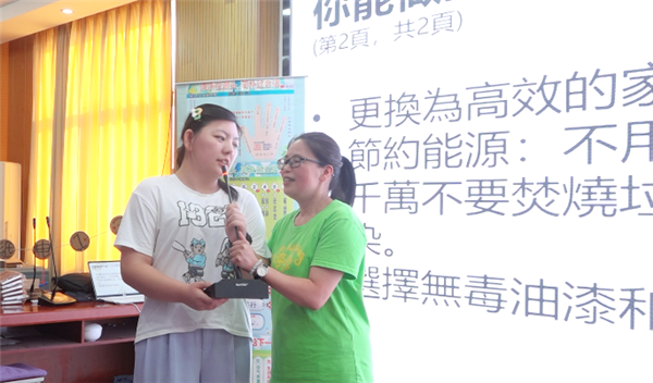 與現(xiàn)場同學(xué)積極互動.png