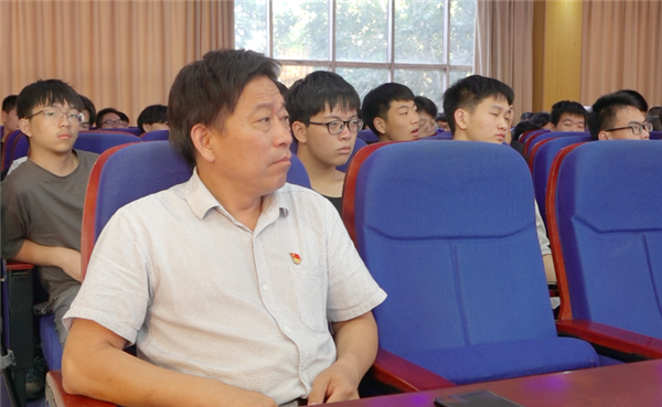 高勤華副校長與學(xué)生認(rèn)真聆聽.png