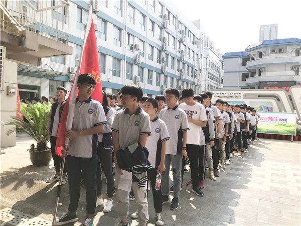 2 學(xué)校志愿者集結(jié)出發(fā) 助力少數(shù)民族運(yùn)動(dòng)會(huì).jpg