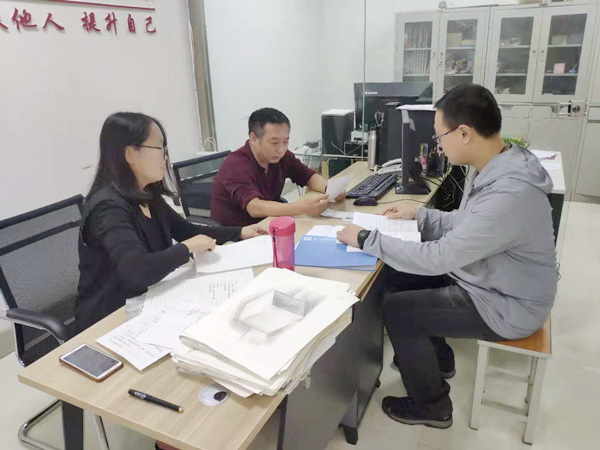 焦火錫副校長(zhǎng)帶領(lǐng)綜治辦教師學(xué)習(xí)黃大年事跡.jpg