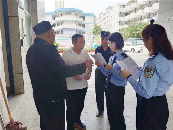 民警走進(jìn)鄭州市電子信息工程學(xué)校進(jìn)行安全排查.jpg