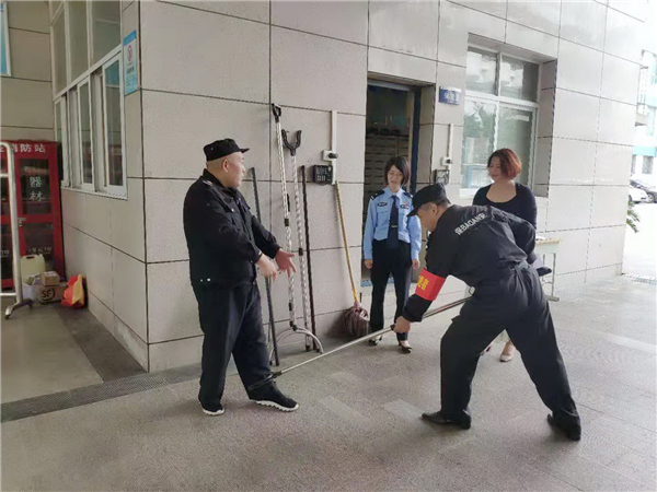 校園安保人員接受民警指導(dǎo).jpg