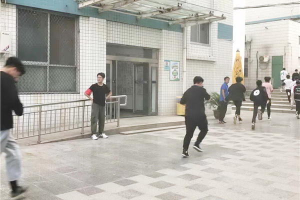 班主任老師協(xié)助學(xué)生有序撤離.jpg